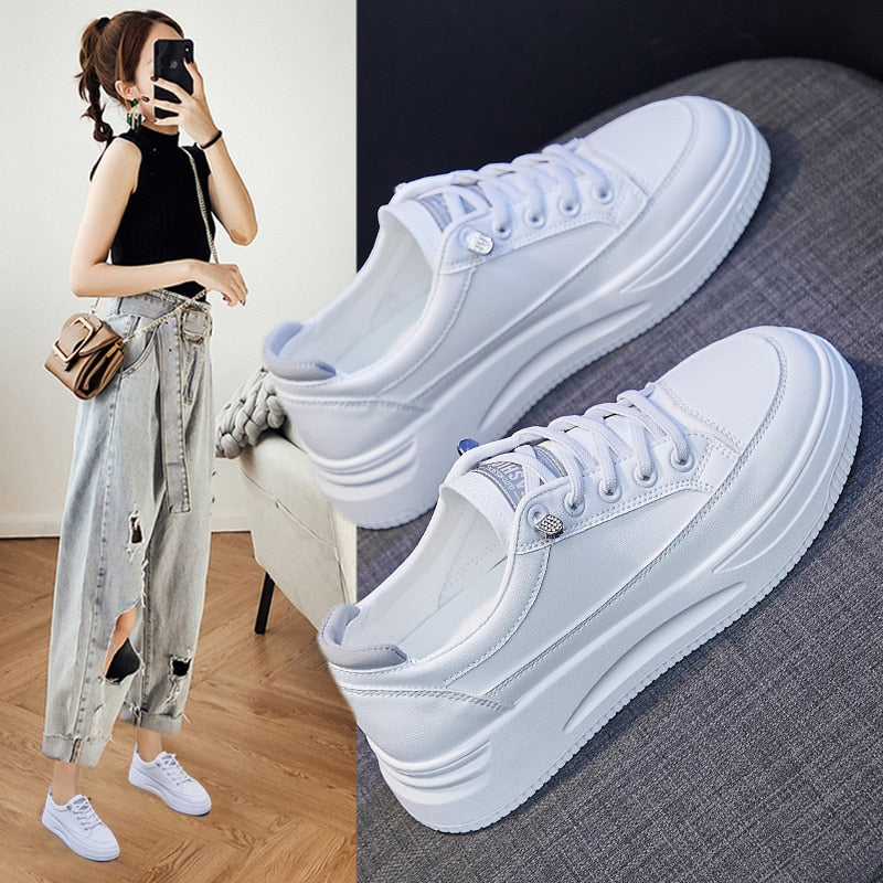 Weiße Damen-Sneaker, Plateau, Leder, modisch, bequem, lässig, für Alltag und Freizeit.