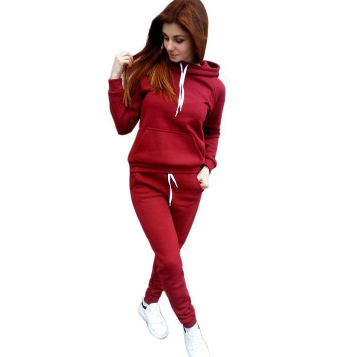 Frau in rotem Damen-Sportanzug mit Kapuze, weißem Kordelzug, Taschen, ideal für Freizeitkleidung.