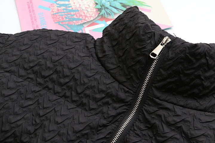 Schwarze Steppjacke mit Reißverschluss, strukturierte Oberfläche, modisch, warm, Damenbekleidung.