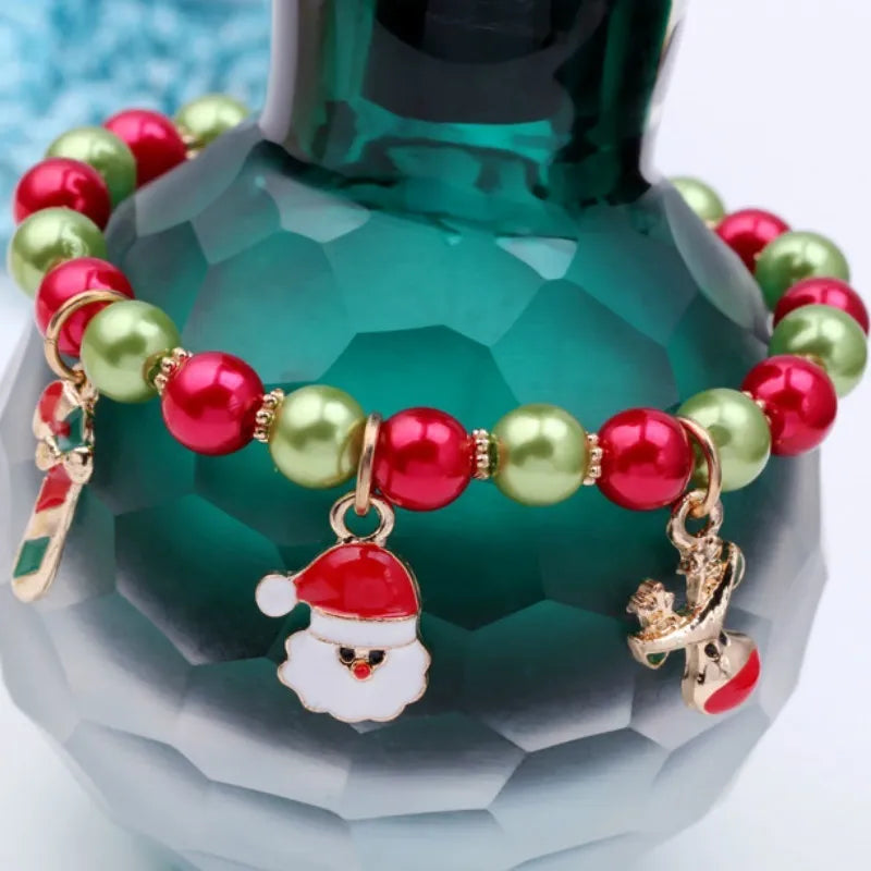 Weihnachtsarmband mit roten und grünen Perlen, Santa-Anhänger, festlicher Schmuck.