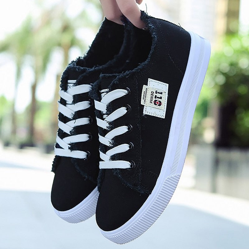 Schwarze Canvas-Sneaker mit weißen Schnürsenkeln, lässige Straßenschuhe für Damen.