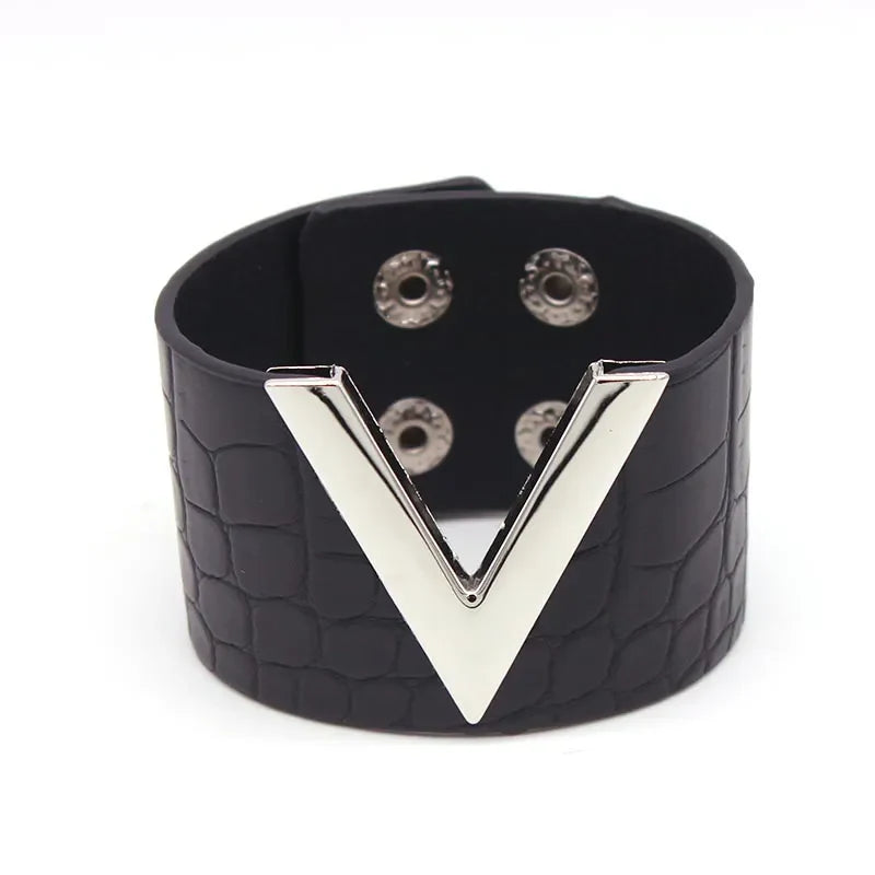Schwarzes Lederarmband mit silbernem V-Design, Druckknopfverschluss, modisches Accessoire.