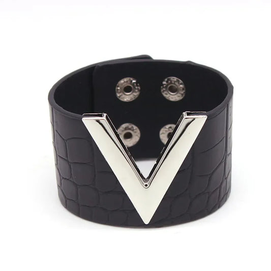Schwarzes Lederarmband mit silbernem V-Design, Druckknopfverschluss, modisches Accessoire.