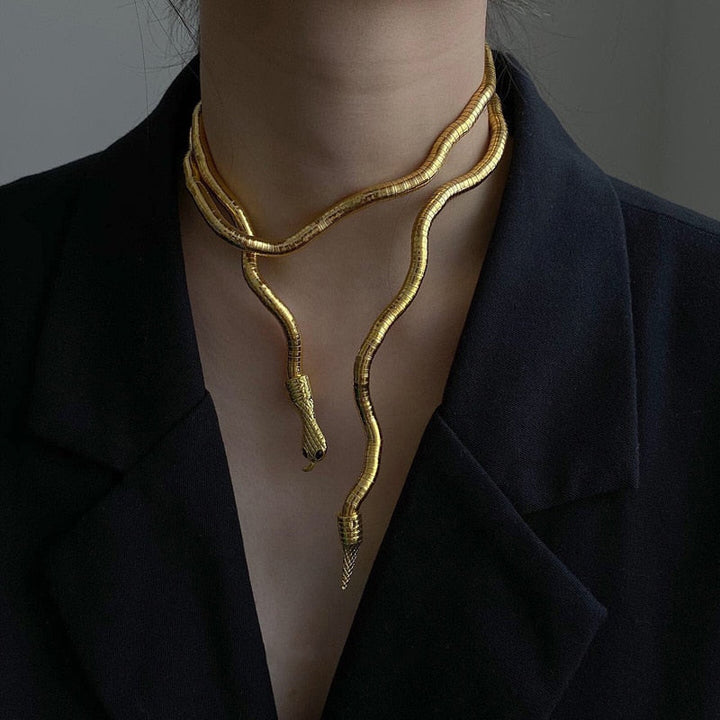 Goldene Schlangen-Halskette, Damen, elegantes Design, modisches Accessoire, schwarzer Hintergrund.