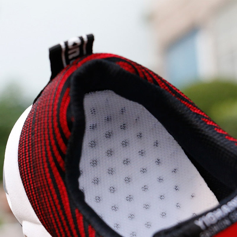 Roter Sportschuh mit gepolstertem Innenfutter, atmungsaktiv, für Herren, Nahaufnahme.