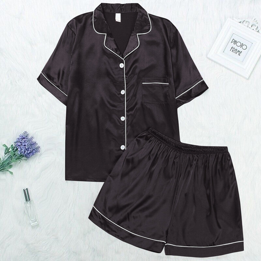 Schwarzer Satin-Pyjama-Set für Damen, kurzärmelig, mit Knopfleiste und weißen Paspeln.
