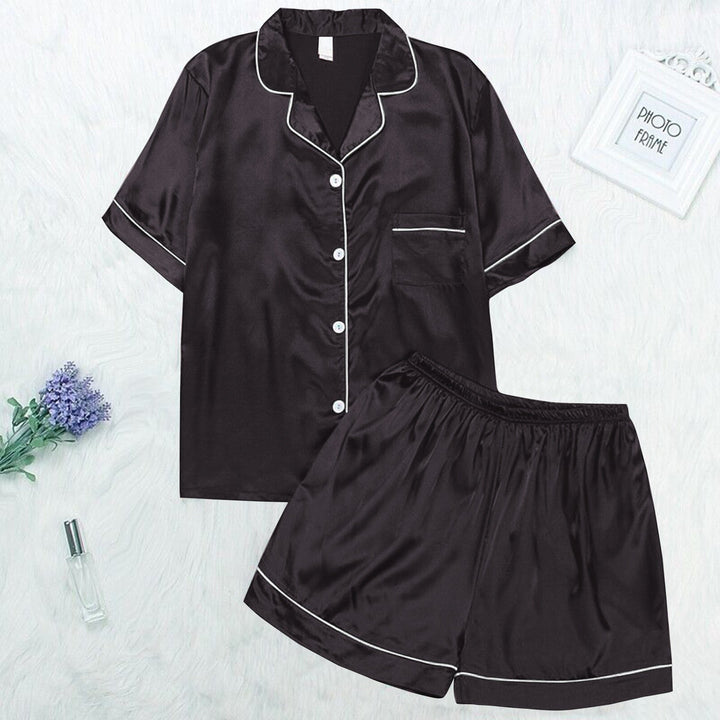 Schwarzer Satin-Pyjama-Set für Damen, kurzärmelig, mit Knopfleiste und weißen Paspeln.