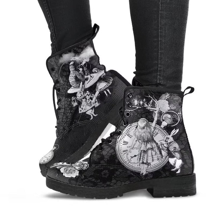 Schwarze Damenstiefel mit Alice im Wunderland Motiv, Schnürung, Uhr- und Kaninchen-Design.