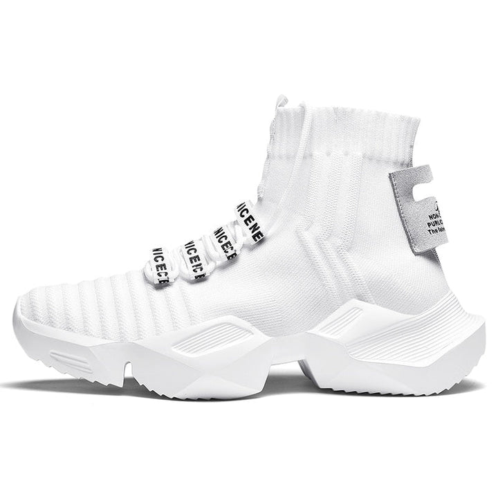 Weiße High-Top-Sneaker, Strickmaterial, modisches Design, sportlich, unisex.