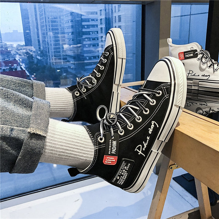 Schwarze High-Top-Sneaker mit weißer Sohle, Schriftzug, urbaner Stil, Unisex, Fensterblick.