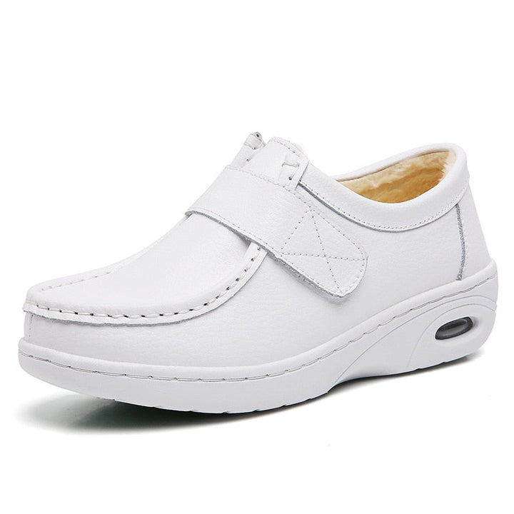 Weiße Damen-Lederslipper mit Klettverschluss, bequeme Freizeitschuhe, rutschfeste Sohle.