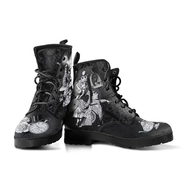 Schwarze Damenstiefel mit Uhr- und Alice-Motiv, Schnürung, rutschfeste Sohle, Gothic-Stil.