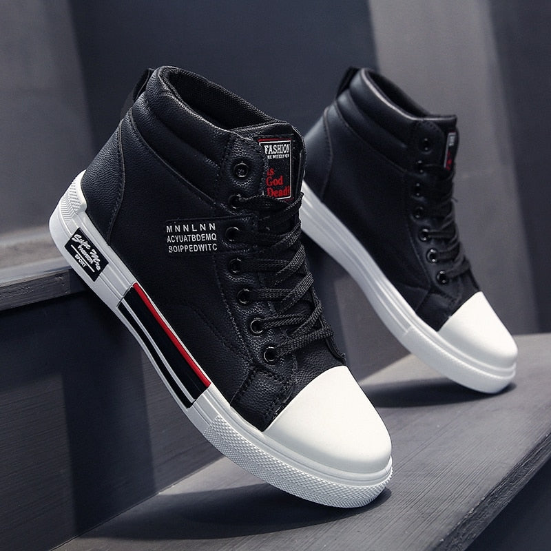 Schwarze High-Top-Sneaker aus Leder mit weißer Sohle, modisch und bequem für Herren.