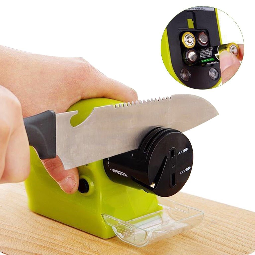 Elektrischer Messerschärfer grün, batteriebetrieben, für Küchenmesser, auf Holzoberfläche.