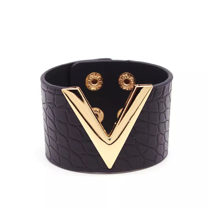 Schwarzes Lederarmband mit goldener V-Form, modisches Accessoire, Unisex-Schmuck.