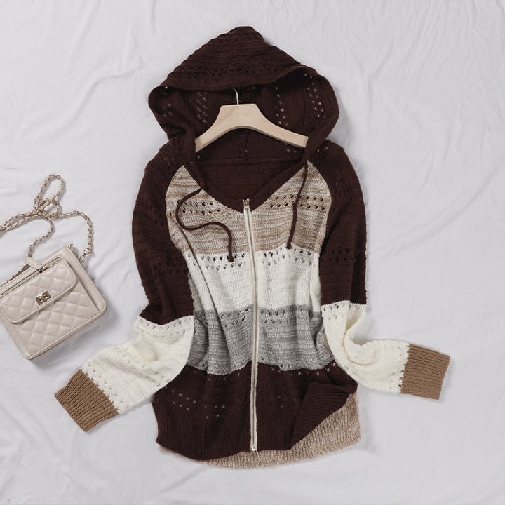 Braune Strickjacke mit Kapuze, Reißverschluss und Farbverlauf, Damenmode, auf weißem Hintergrund.