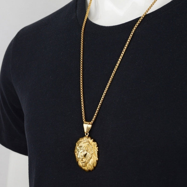 Goldene Löwenkopf-Halskette auf schwarzem T-Shirt, modisches Schmuckstück für Herren.