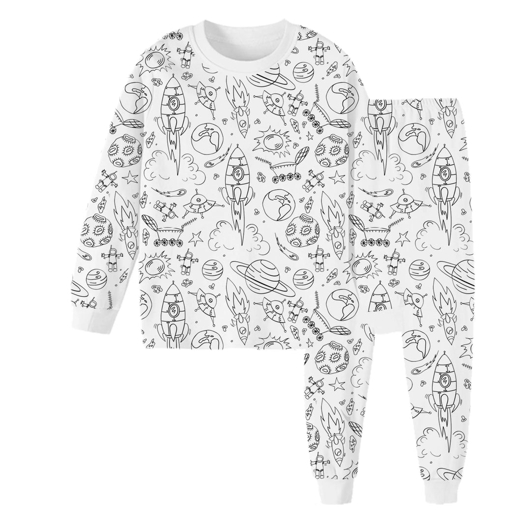 Kinder-Pyjama Set, weiß, mit Weltraum-Motiven, Raketen und Planeten, aus Baumwolle.