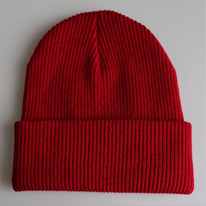 Rote Strickmütze aus Wolle, Unisex, warm, modisch, Winteraccessoire, geripptes Design.