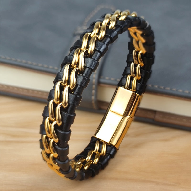 Schwarzes Lederarmband mit goldener Kette, Herrenmode, Edelstahlverschluss, elegant.