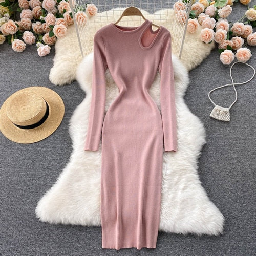 Rosa Strickkleid mit asymmetrischem Ausschnitt, elegantes Design, Damenmode, Herbstkleidung.