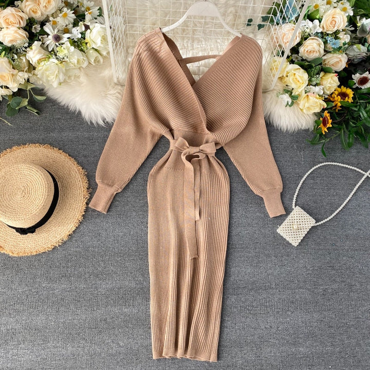 Beiges Strickkleid mit Gürtel, V-Ausschnitt, langen Ärmeln, ideal für Herbstmode.