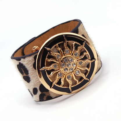 Leopardenmuster Armband mit goldener Sonnenverzierung, Damenmode Accessoire, elegant und stilvoll.
