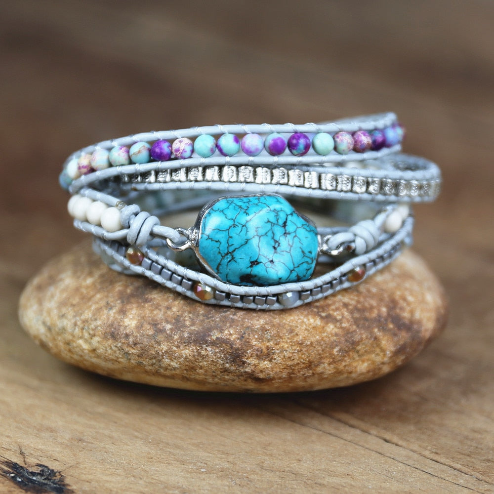 Mehrschichtiges Armband mit türkisfarbenem Stein, Perlen, Lederband, handgefertigt, Boho-Stil.