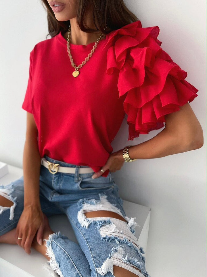 Frau in rotem Rüschen-T-Shirt und zerrissenen Jeans, modisch, lässig, trendige Damenmode.