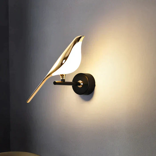 Moderne Wandleuchte Vogel Design, goldfarben, LED, dekorative Innenbeleuchtung, minimalistisch.