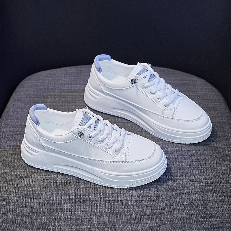 Weiße Sneaker aus Leder, Unisex, modisch, bequem, rutschfest, für Alltag und Sport.