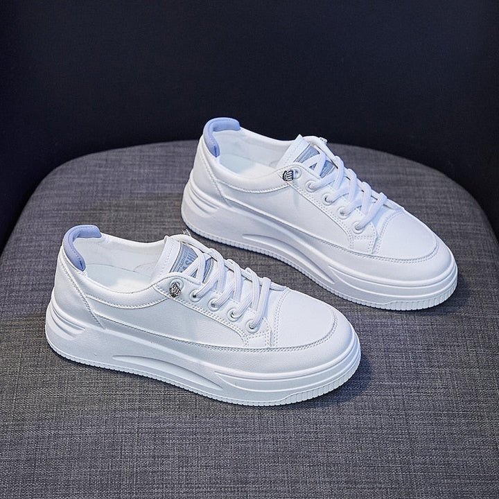 Weiße Sneaker aus Leder, Unisex, modisch, bequem, rutschfest, für Alltag und Sport.