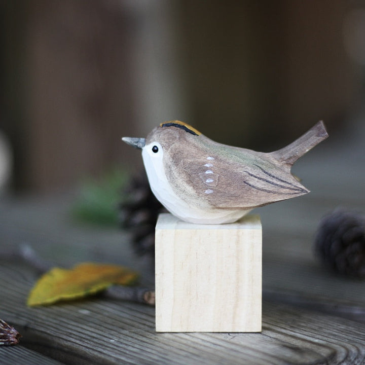 Holzvogel-Dekoration auf Würfel, naturgetreu, handgeschnitzt, Herbstdekoration, Tischdeko.