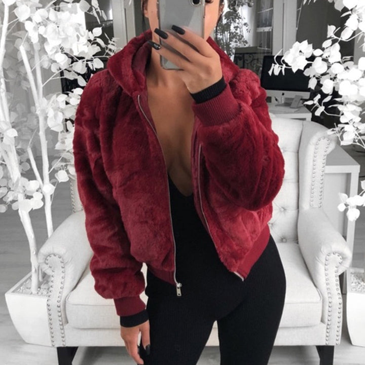 Frau in roter Kunstpelzjacke, Reißverschluss, Kapuze, modisch, gemütlich, Innenraum.