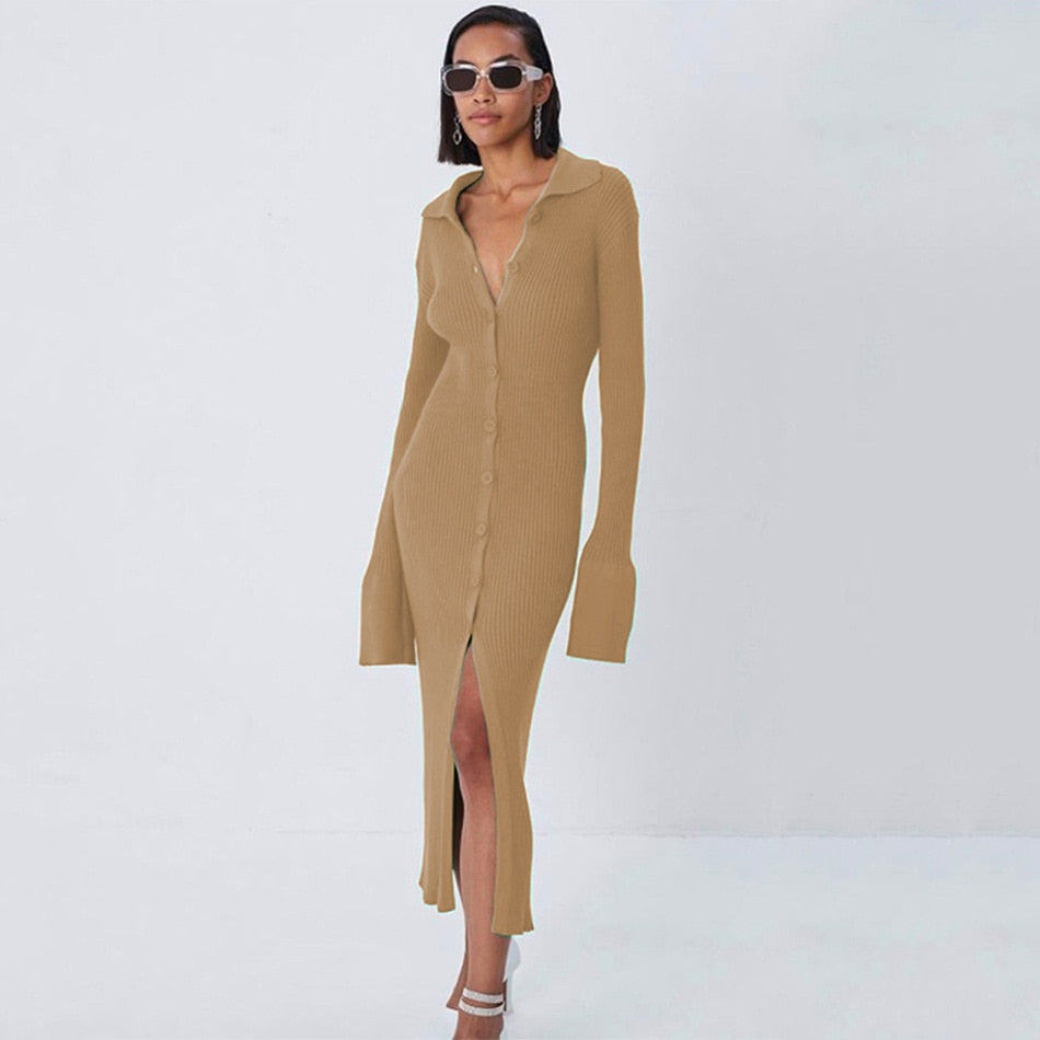 Frau in beige Strickkleid mit Knopfleiste, Sonnenbrille und High Heels, modisch elegant.