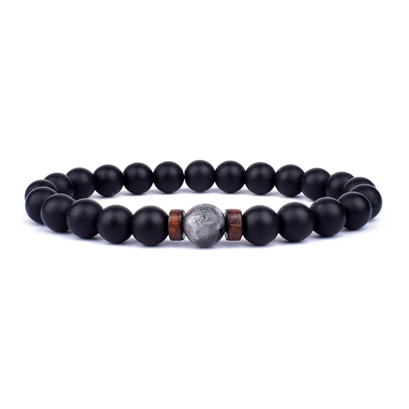 Schwarzes Perlenarmband mit Holz- und Metallakzenten, Unisex-Schmuck, elastisch.