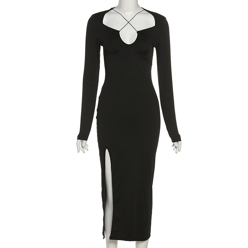 Schwarzes langärmeliges Kleid mit Schlitz und Ausschnitt, elegantes Abendkleid, Damenmode.
