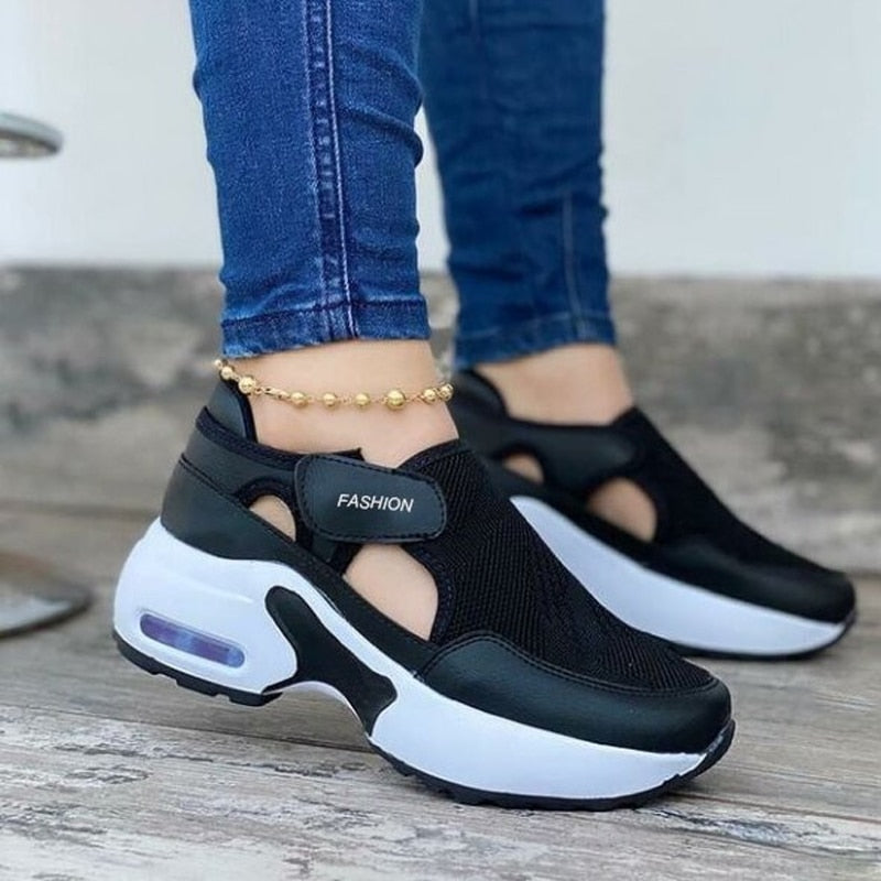 Schwarze Damen-Sneaker mit weißer Sohle, atmungsaktiv, modisch, ideal für Freizeitkleidung.