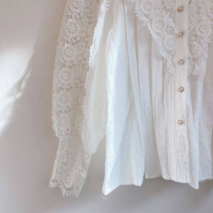 Weiße Damenbluse mit Spitzenärmeln, Knopfleiste, elegantes Design, Baumwolle, Vintage-Stil.