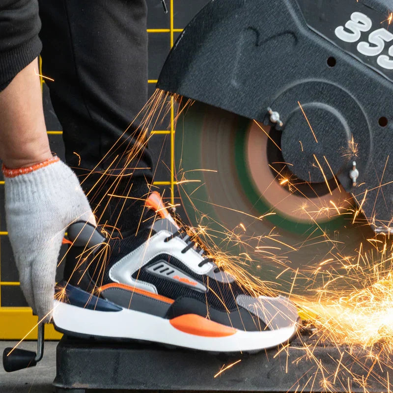 Person mit Sicherheitsschuh, Funken sprühen, Arbeitsschutz, schwarz-orange Sneaker, robust.