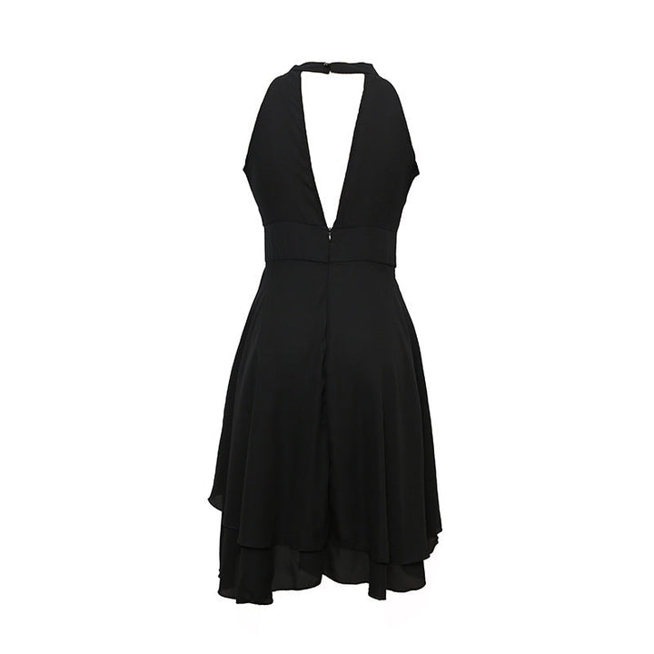 Schwarzes ärmelloses Cocktailkleid mit tiefem V-Ausschnitt, elegantes Design, knielang.