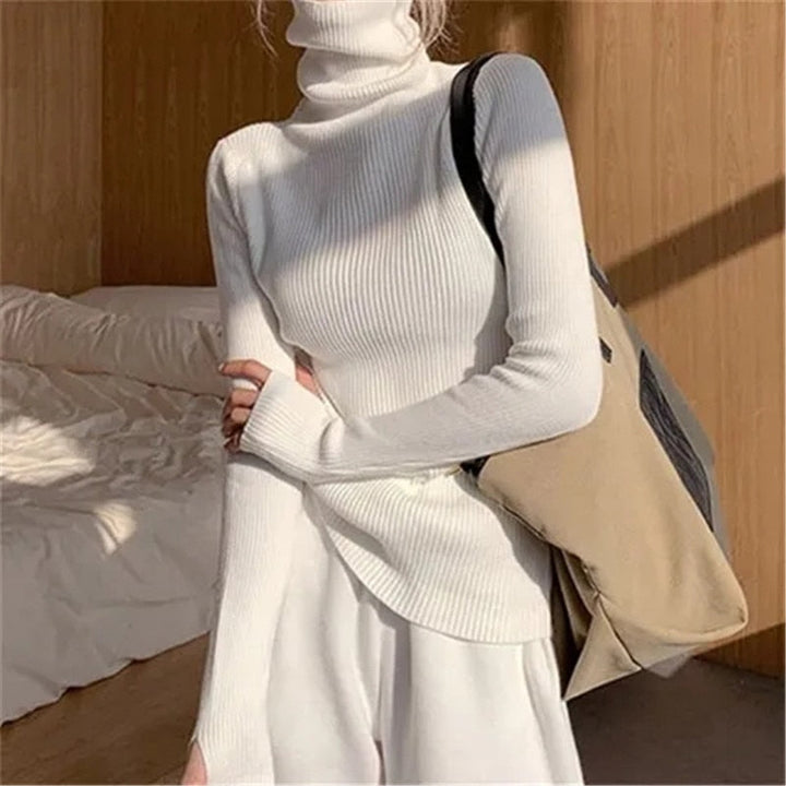 Frau in weißem Rollkragenpullover, gerippt, modisch, mit beiger Tasche, Innenraum.