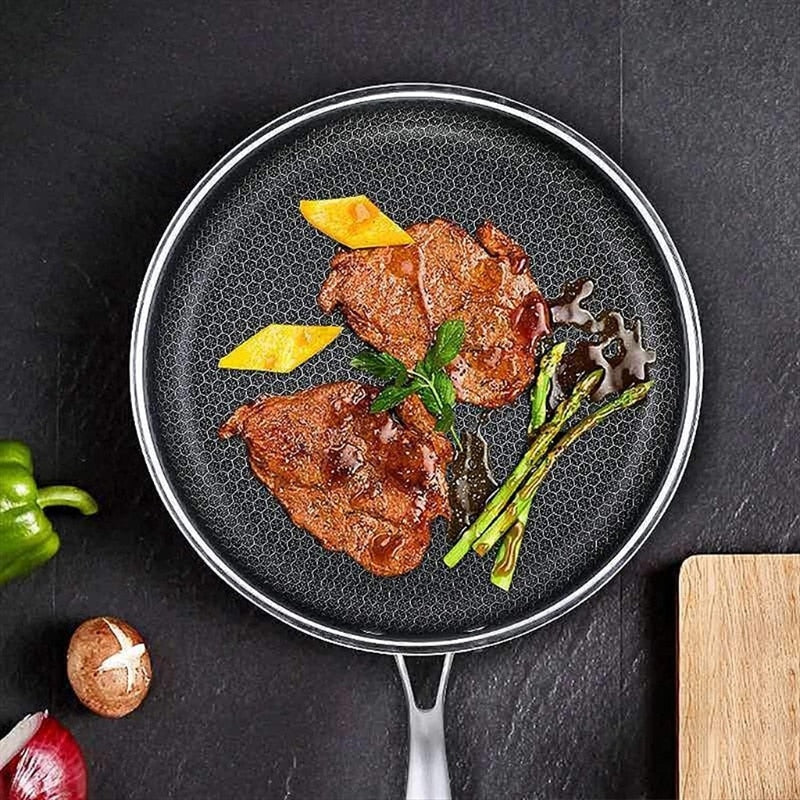 Bratpfanne mit Steak, Spargel und Gemüse, antihaftbeschichtet, Edelstahl, Kochgeschirr.