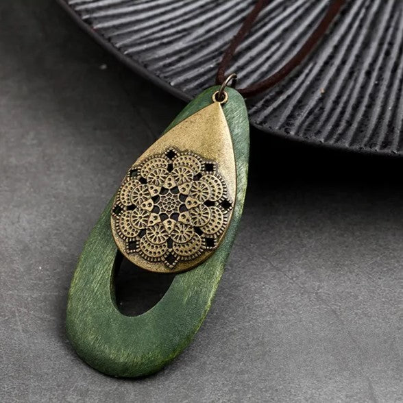 Grüner Holzanhänger mit goldener Mandala-Verzierung, handgefertigter Schmuck, Boho-Stil.