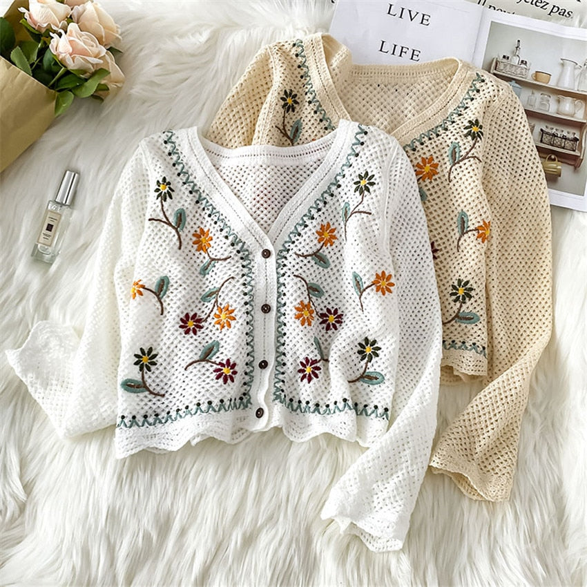 Weiße und beige Strickjacken mit Blumenstickerei, Damenmode, Frühling, elegant.
