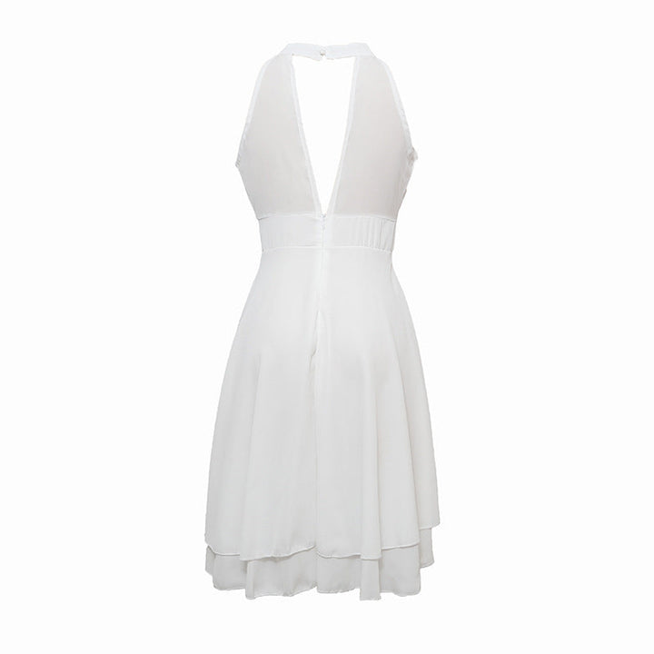 Weißes ärmelloses Kleid mit tiefem Rückenausschnitt, elegantes Design, Sommermode.