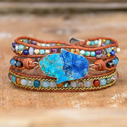 Vielschichtiges Armband mit blauem Stein, Lederband, bunte Perlen, Boho-Stil, handgefertigt.