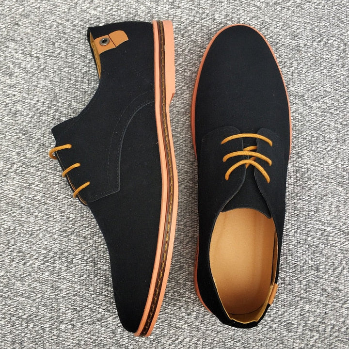 Schwarze Herrenschuhe aus Leder mit braunen Schnürsenkeln, elegantes Design, rutschfeste Sohle.