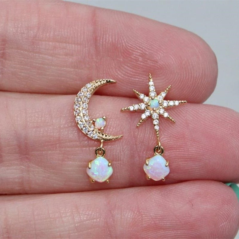 Goldene Ohrringe Mond und Stern mit Opal und Zirkonia, Schmuck für Damen, modisch, elegant.