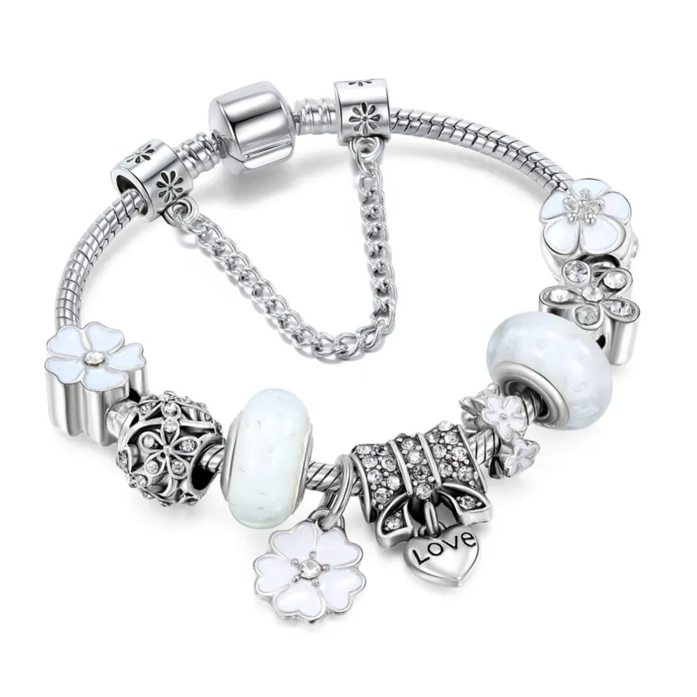 Silberarmband mit weißen Blumen- und Herzanhängern, Damen-Schmuck, Geschenkideen.
